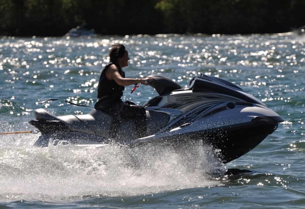 Lake Powell, Arizona/Utah - Esportes: Caiaque, stand-up paddle, jet ski - Descrição: Lake Powell oferece uma das experiências mais espetaculares de esportes aquáticos em um cenário deslumbrante de cânions submersos - Melhor época: Verão (maio-setembro)