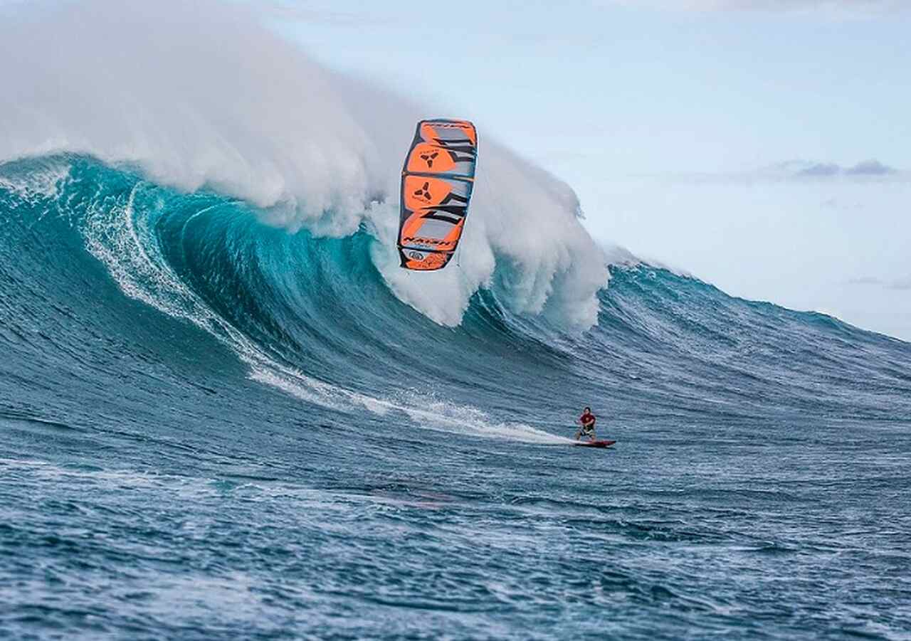 Outer Banks, Carolina do Norte - Esportes: Kitesurf, windsurf, surf - Descrição: Conhecidas por suas longas praias e ventos constantes, as Outer Banks são ideais para esportes aquáticos como kitesurf e windsurf - Melhor época: Verão (junho-agosto) para esportes aquáticos