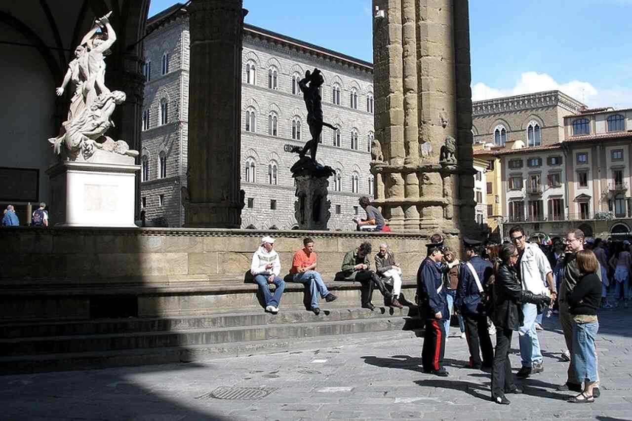 Loggia dei Lanzi (século XIV): Um espaço ao ar livre na Piazza della Signoria, com várias esculturas, incluindo 