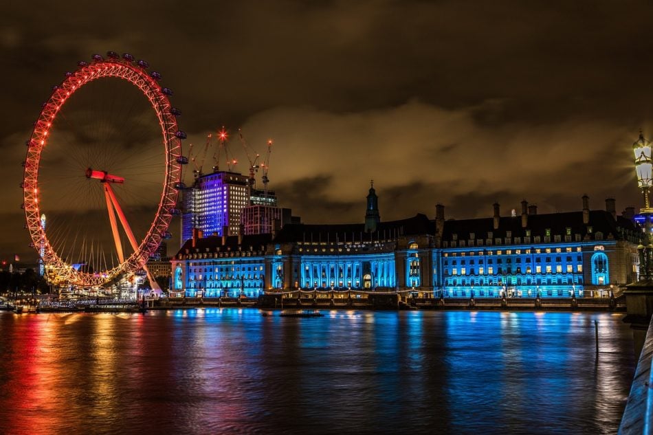 London Eye - Descrição: Inaugurada em 1999, a London Eye é uma roda-gigante situada às margens do Rio Tâmisa. Com 135 metros de altura, oferece vistas panorâmicas da cidade - Localização: South Bank - Referências Históricas: Construída para comemorar a virada do milênio, rapidamente se tornou uma das atrações mais populares de Londres