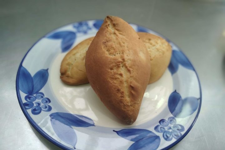 3) Marraqueta (Bolívia e Chile): Este pão é conhecido por sua crosta crocante e interior macio e areado. Também é conhecida como 