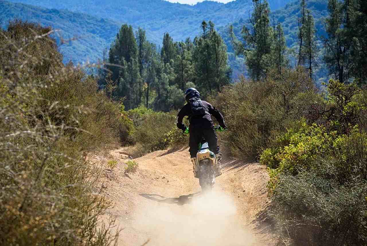 Lake Tahoe, Califórnia/Nevada - Esportes: Esqui, snowboarding, mountain biking, trilhas - Descrição: Lake Tahoe é um destino de aventura durante todo o ano, com esqui e snowboarding no inverno e trilhas e mountain biking no verão, rodeado por vistas deslumbrantes das montanhas e do lago - Melhor época: Inverno (dezembro-março) para esqui, verão (junho-setembro) para trilhas.