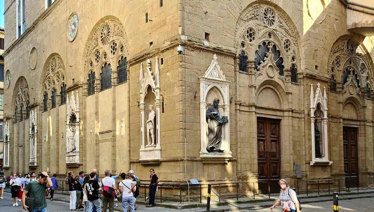 Orsanmichele (1337): Igreja gótica inicialmente construída como mercado de grãos, famosa por suas esculturas externas, incluindo obras de Donatello