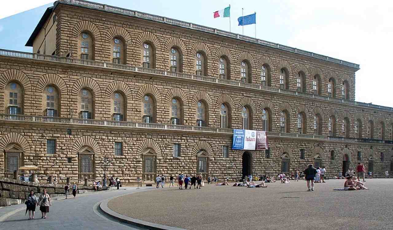 Palazzo Pitti (1458): Originalmente residência da família Pitti, tornou-se o palácio dos Médici no século XVI. Hoje, abriga vários museus e a Galeria Palatina