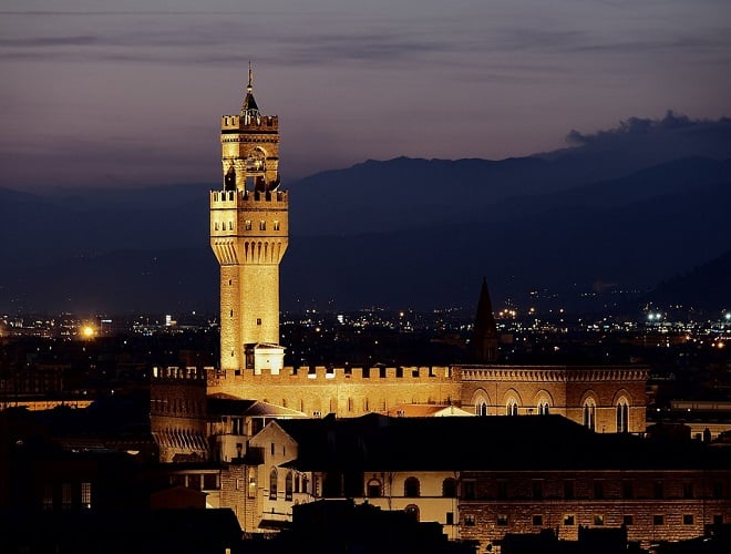 Palazzo Vecchio (1299): A antiga sede do governo florentino, o palácio medieval ainda funciona como prefeitura e abriga um museu com obras de arte renascentistas