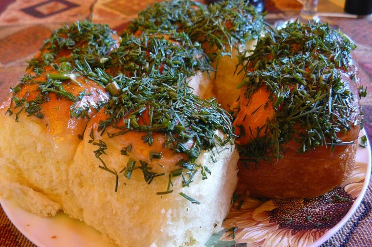 Uma característica distintiva das pampushkas é que elas são muitas vezes cobertas com um molho de alho e ervas. Este molho é feito misturando alho picado, endro fresco (ou outras ervas) e óleo vegetal ou manteiga derretida. 