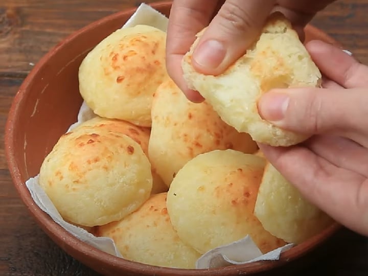 5) Pan de yuca (Equador e Colômbia): Muito parecido com o pão de queijo brasileiro, o pan de yuca é levemente salgado, com sabor marcante de queijo e uma textura macia, com uma crosta crocante.