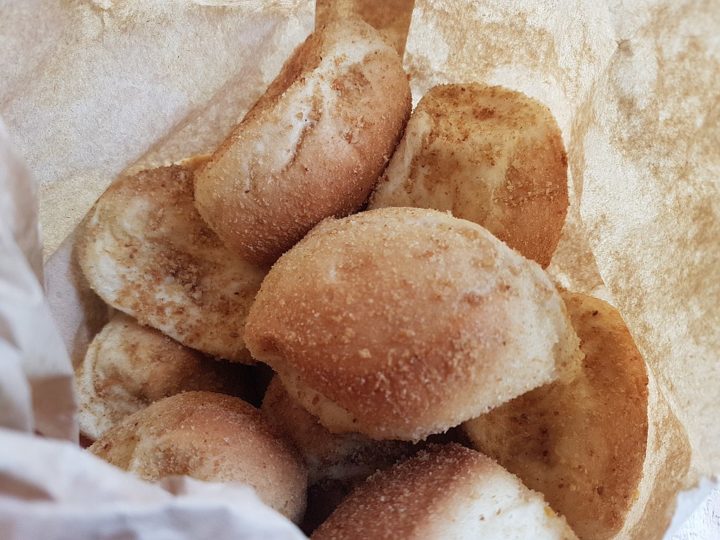 10) Pandesal (Filipinas): Embora leve esse nome, esse pão não é muito salgado. Pelo contrário, ele é levemente doce e macio, geralmente consumido no café da manhã ou como lanche.