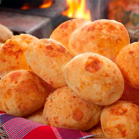 2) Pão de queijo (Brasil): Um dos salgados mais populares e queridos do Brasil, o pão de queijo se faz presente em mesas de café da manhã, lanches da tarde e até mesmo como petisco em festas e eventos. 