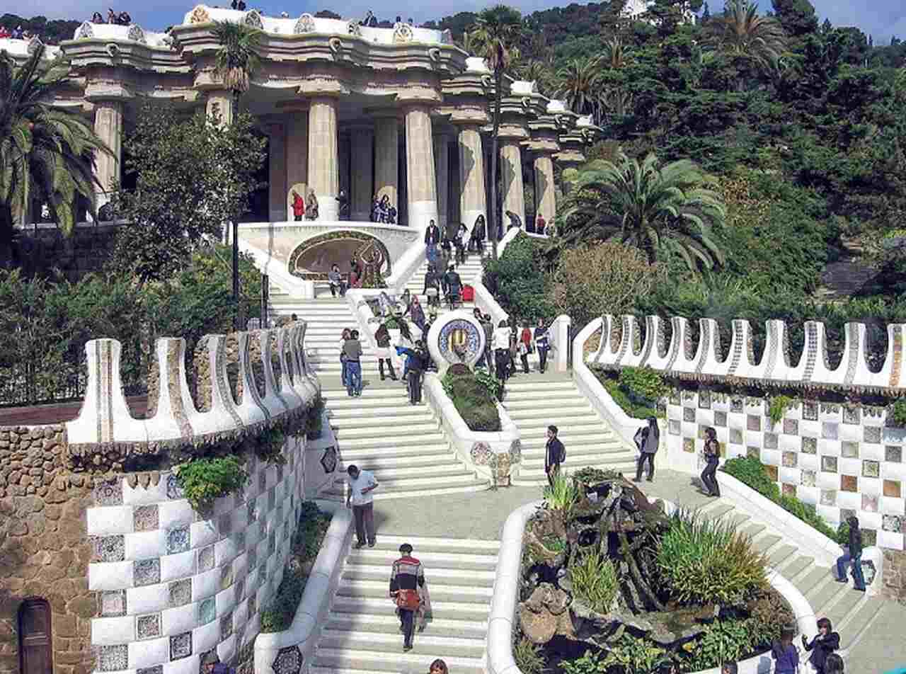 Parque Güell - Inaugurado em 1926, o Parque Güell é outro exemplo notável do trabalho de Gaudí. Originalmente concebido como uma urbanização residencial, o parque é famoso por suas coloridas mosaicos, formas orgânicas e vistas panorâmicas da cidade.