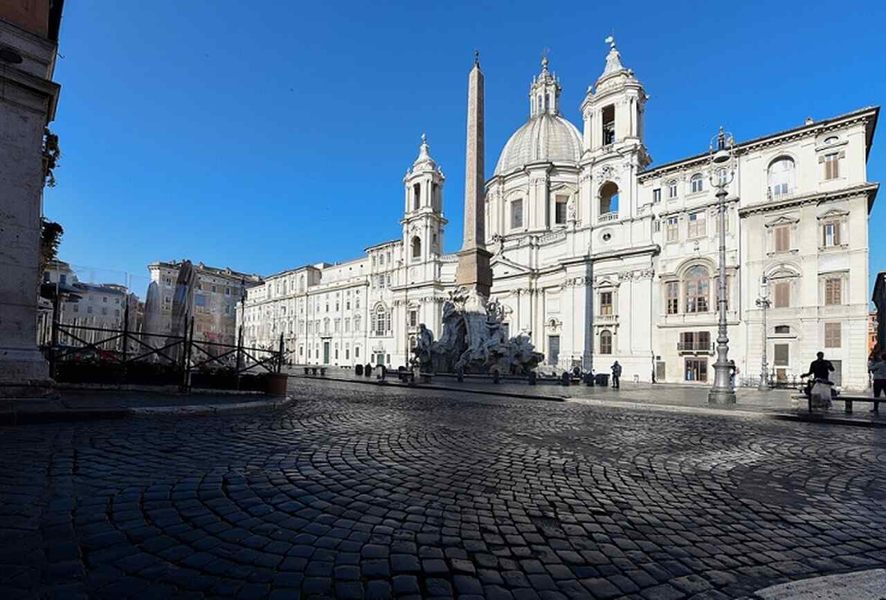 Piazza Navona (século I d.C.): Construída sobre o estádio de Domiciano, a praça é adornada por fontes barrocas, incluindo a Fonte dos Quatro Rios de Bernini