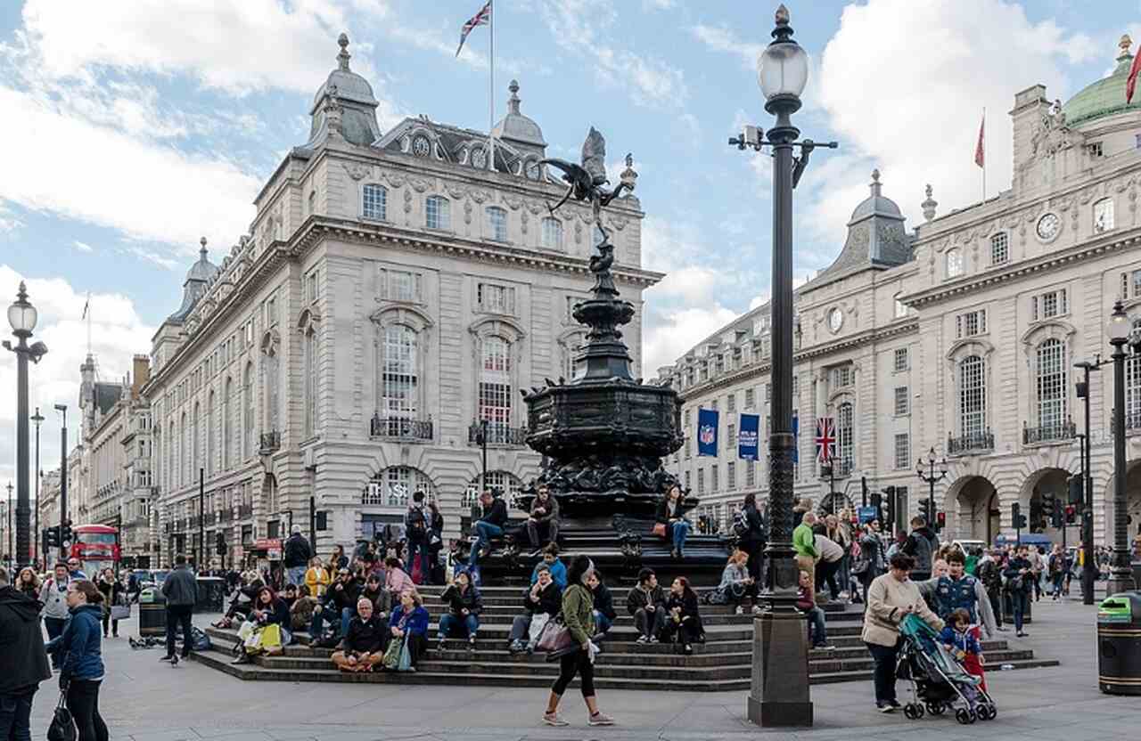 Piccadilly Circus - Descrição: Um dos cruzamentos mais movimentados de Londres, Piccadilly Circus é conhecido por seus letreiros de néon e pela estátua de Eros. Fundado em 1819, é um marco cultural no coração da cidade - Localização: West End - Referências Históricas: Tradicionalmente um local de encontro e entretenimento, Piccadilly Circus está perto de teatros, cinemas e lojas

