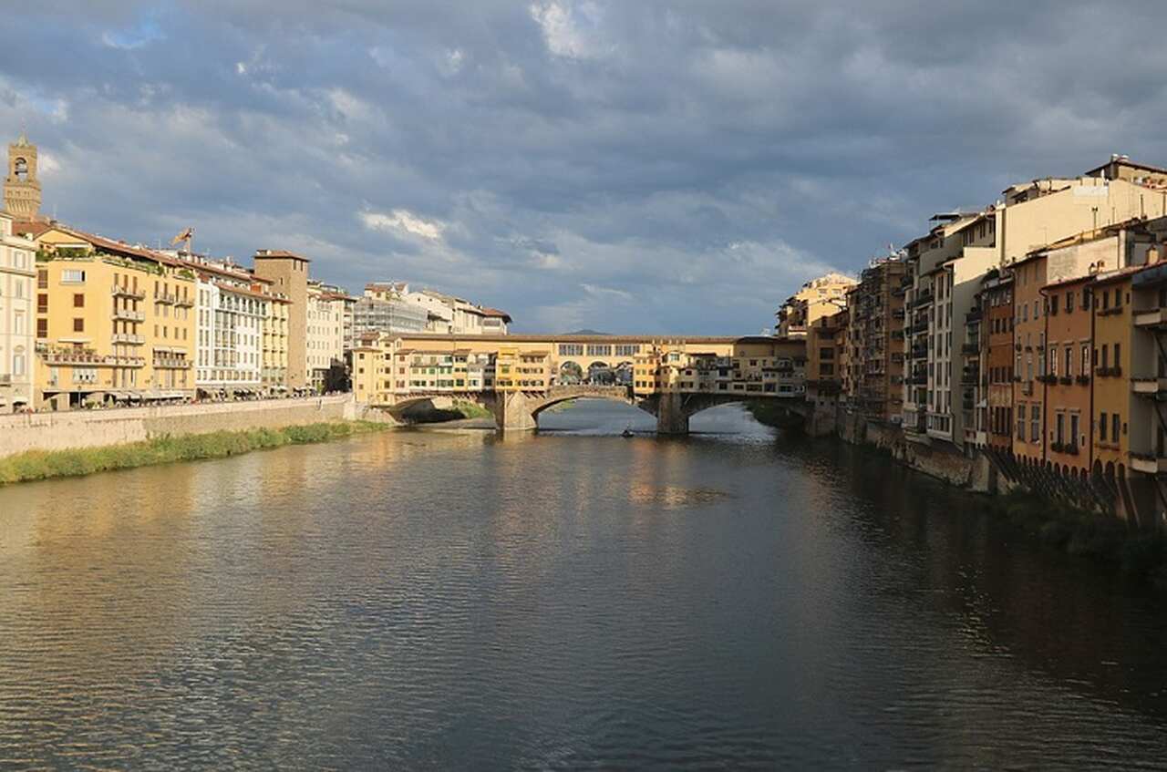 Ponte Vecchio (1345): A ponte mais antiga de Florença, famosa por suas lojas de joias e pelo corredor Vasariano, que conecta o Palácio Pitti ao Palácio Vecchio