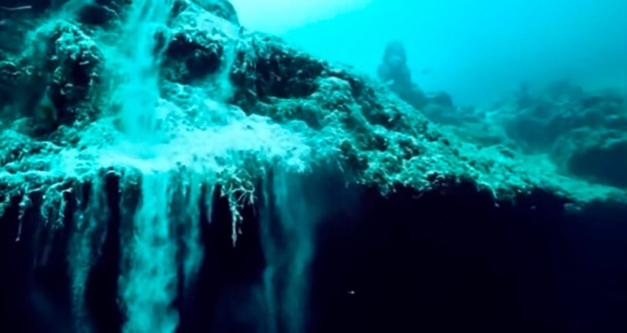 Os desaparecimentos no Triângulo das Bermudas também alimentaram crenças antigas das Bahamas sobre monstros marinhos escondidos em cavernas nas profundezas, que engoliam embarcações. Lendas folclóricas do arquipélago de mais de 700 ilhas na região do Triângulo. 