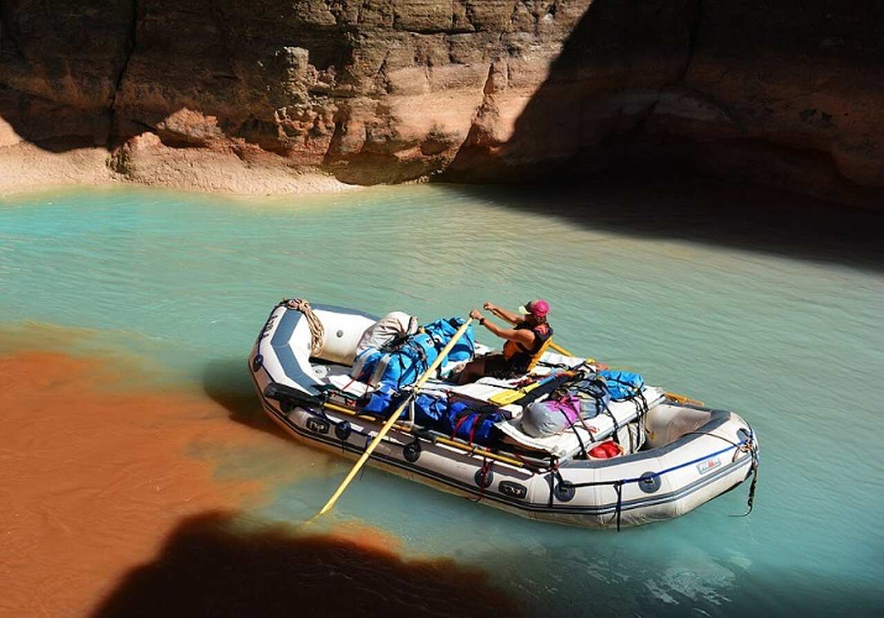 Grand Canyon, Arizona - Esportes: Caminhadas, rafting, acampamento - Descrição: O Grand Canyon oferece trilhas desafiadoras, como a descida até o rio Colorado, onde o rafting nas corredeiras é uma experiência inesquecível - Melhor época: Primavera (março-maio) e outono (setembro-novembro)