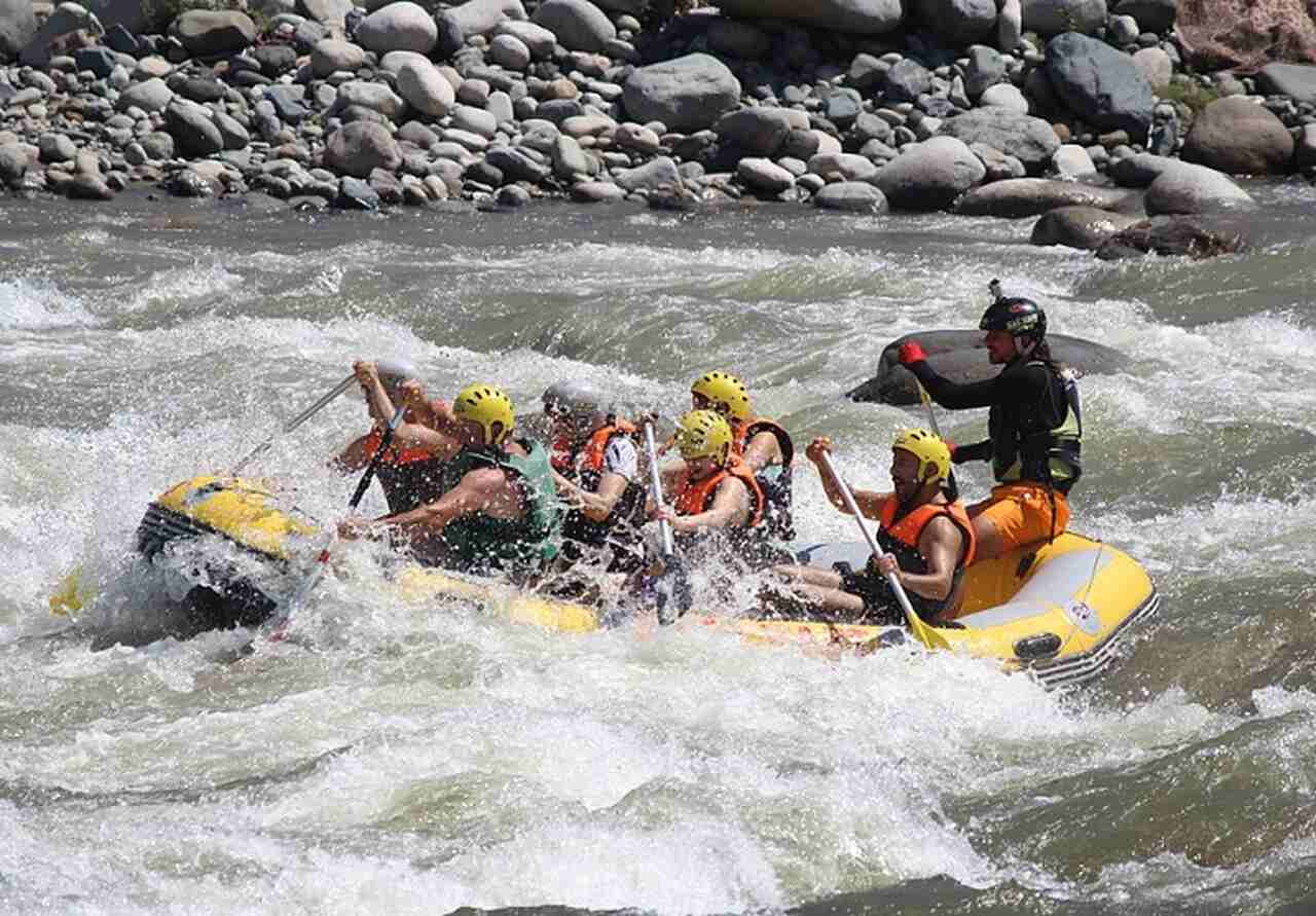 Colorado River, Arizona/Utah - Esportes: Rafting, caiaque - Descrição: O rafting no Rio Colorado, especialmente através do Grand Canyon, é uma das aventuras de água branca mais emocionantes dos EUA, com corredeiras desafiadoras - Melhor época: Primavera (maio-junho) e outono (setembro-outubro)