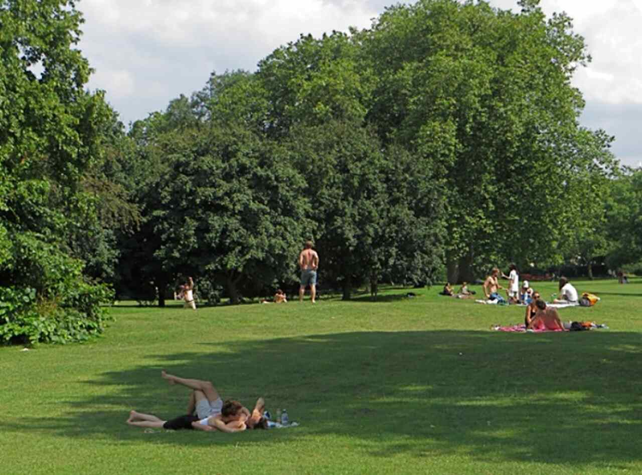 Regent's Park - Descrição: Um dos parques reais de Londres, criado pelo arquiteto John Nash no início do século XIX, é conhecido por seus belos jardins, o Zoológico de Londres e o Open Air Theatre - Localização: Norte de Londres - Referências Históricas: Originalmente planejado como um local de residência para a realeza, o parque é hoje um espaço público amado