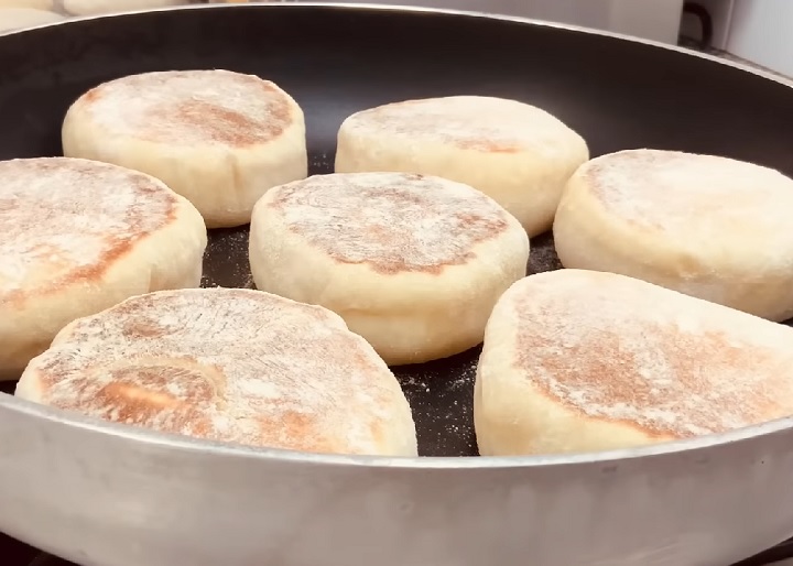 9) Bolo lêvedo (Portugal): É um tipo de pão doce originário da região dos Açores, em Portugal, especialmente da ilha de São Miguel.