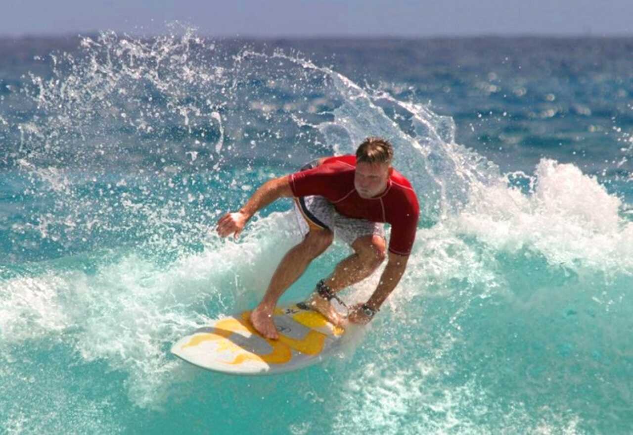 Maui, Havaí - Esportes: Surfe, windsurf, mergulho - Descrição: As praias de Maui são conhecidas mundialmente pelas excelentes condições para o surfe e windsurf, especialmente em locais como Ho'okipa Beach. Mergulho em Molokini Crater também é popular - Melhor época: Inverno (dezembro-fevereiro) para grandes ondas, verão (maio-setembro) para mergulho