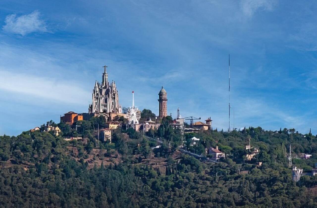 Tibidabo - Tibidabo é a montanha mais alta de Barcelona, com um parque de diversões centenário e a icônica igreja do Sagrado Coração. A vista panorâmica do topo da montanha oferece uma das melhores perspectivas da cidade.