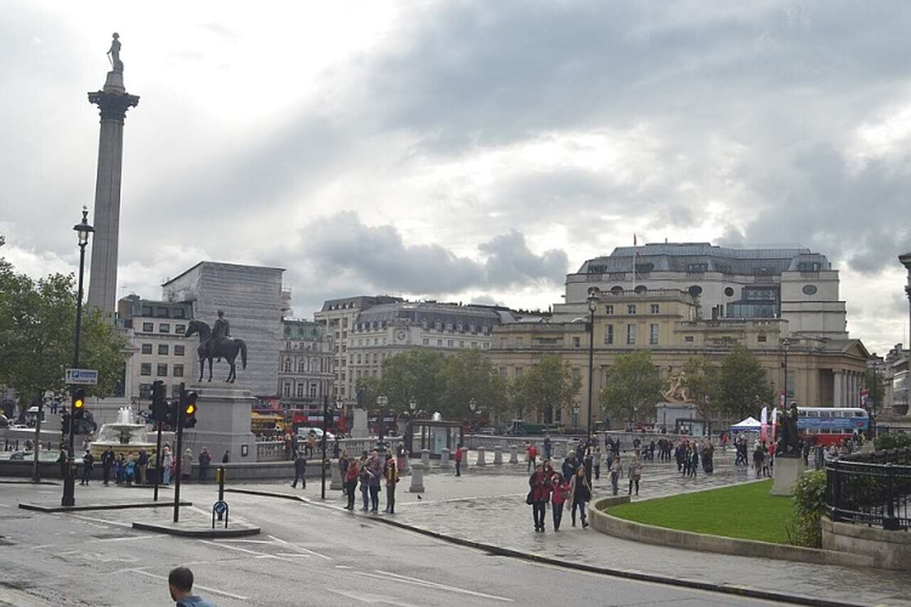 Trafalgar Square - Descrição: Criada para comemorar a vitória naval britânica na Batalha de Trafalgar em 1805, a praça é dominada pela Coluna de Nelson e é um importante ponto de encontro no coração de Londres - Localização: Westminster - Referências Históricas: A praça tem sido o centro de muitos eventos e manifestações ao longo da história