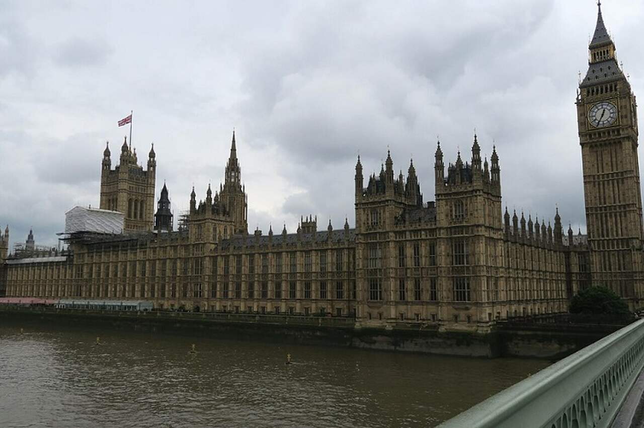 Houses of Parliament (Palácio de Westminster) - Descrição: Além do Big Ben, o Palácio de Westminster abriga a Câmara dos Comuns e a Câmara dos Lordes, sendo o centro do governo britânico. O edifício atual foi reconstruído após o grande incêndio de 1834 - Localização: Westminster - Referências Históricas: O site tem sido o centro do governo inglês desde o século XI.