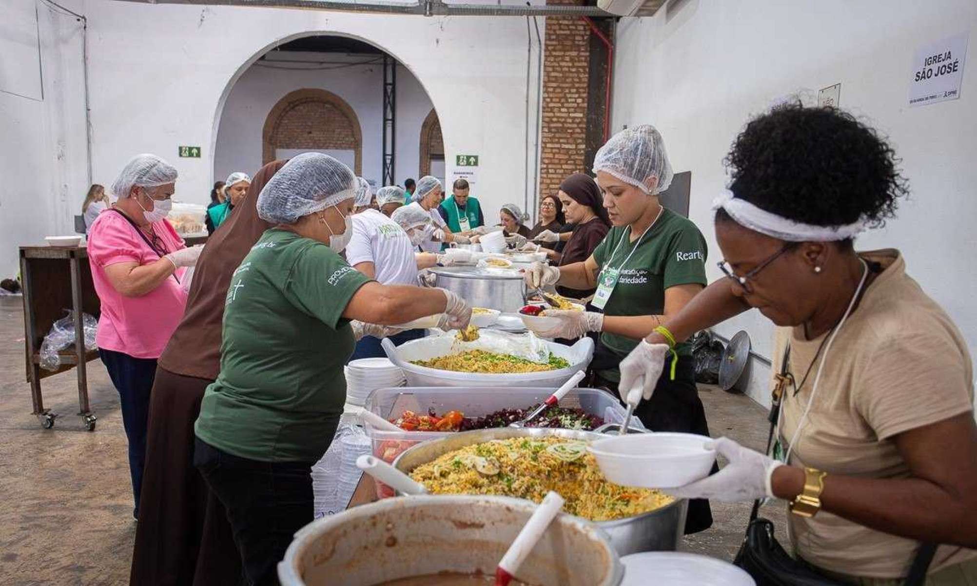Dia Mundial dos Pobres: mais de mil refeições são distribuídas em BH