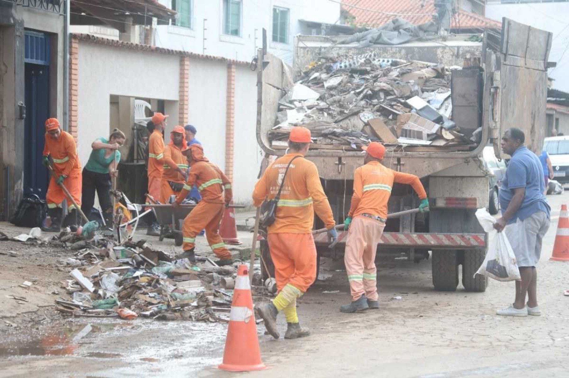 Chuvas trazem de volta rotina de enchentes e alagamentos em BH