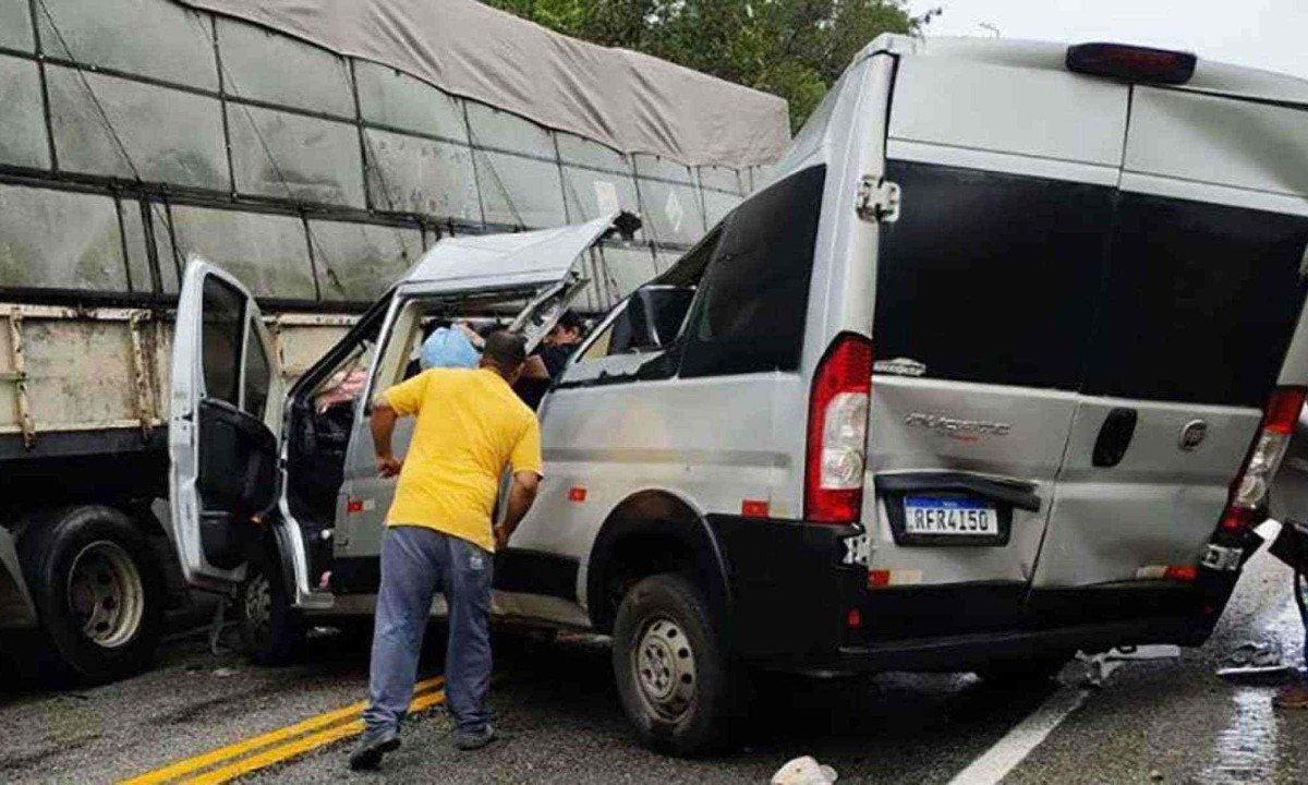 Van com nove ocupantes não conseguiu desviar de carreta parada entre acostamento e pista. Dois morreram e sete ficaram feridos -  (crédito: Sala de Imprensa/CBMMG)