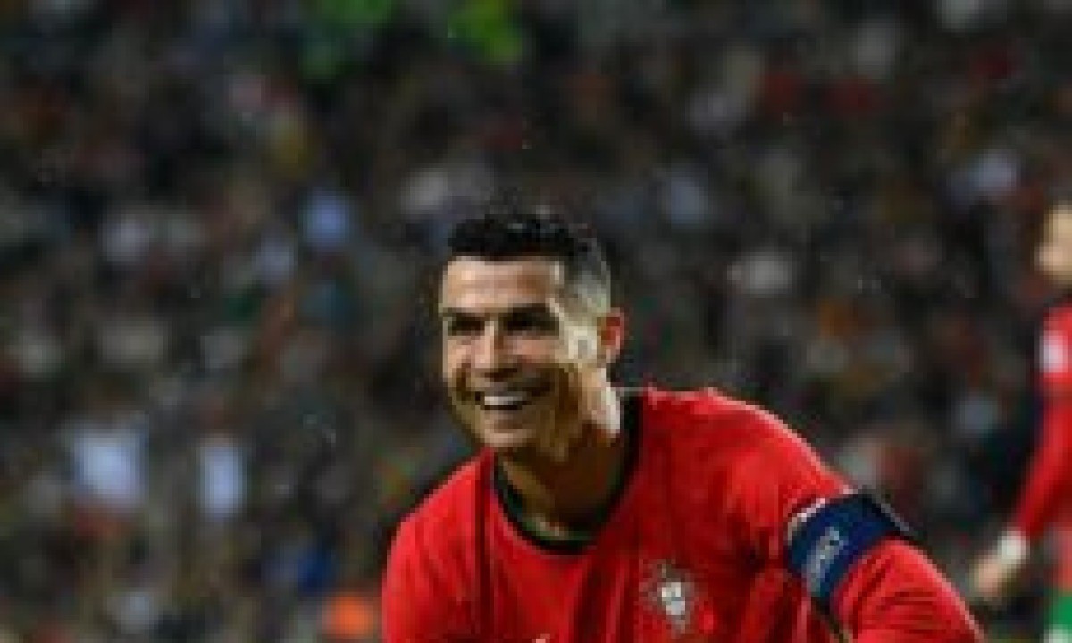  Portugal's forward Cristiano Ronaldo (L) reacts during the UEFA Nations League, League A, Group 1 football match between Portugal and Poland at the Dragao stadium in Porto, on November 15, 2024. (Photo by Miguel RIOPA / AFP)
       -  (crédito:  AFP)