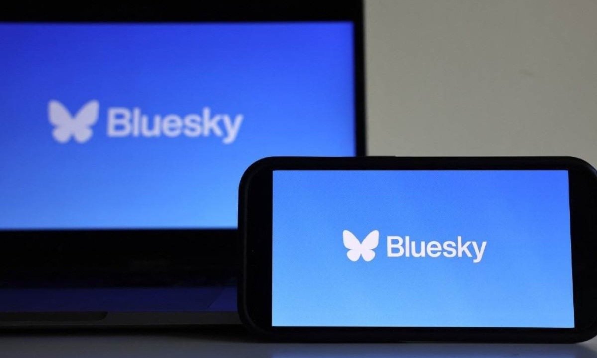  Logomarca da Bluesky em telas de dispositivos eletrônicos; imagem meramente ilustrativa -  (crédito: MARIO TAMA / GETTY IMAGES NORTH AMERICA / Getty Images via AFP)