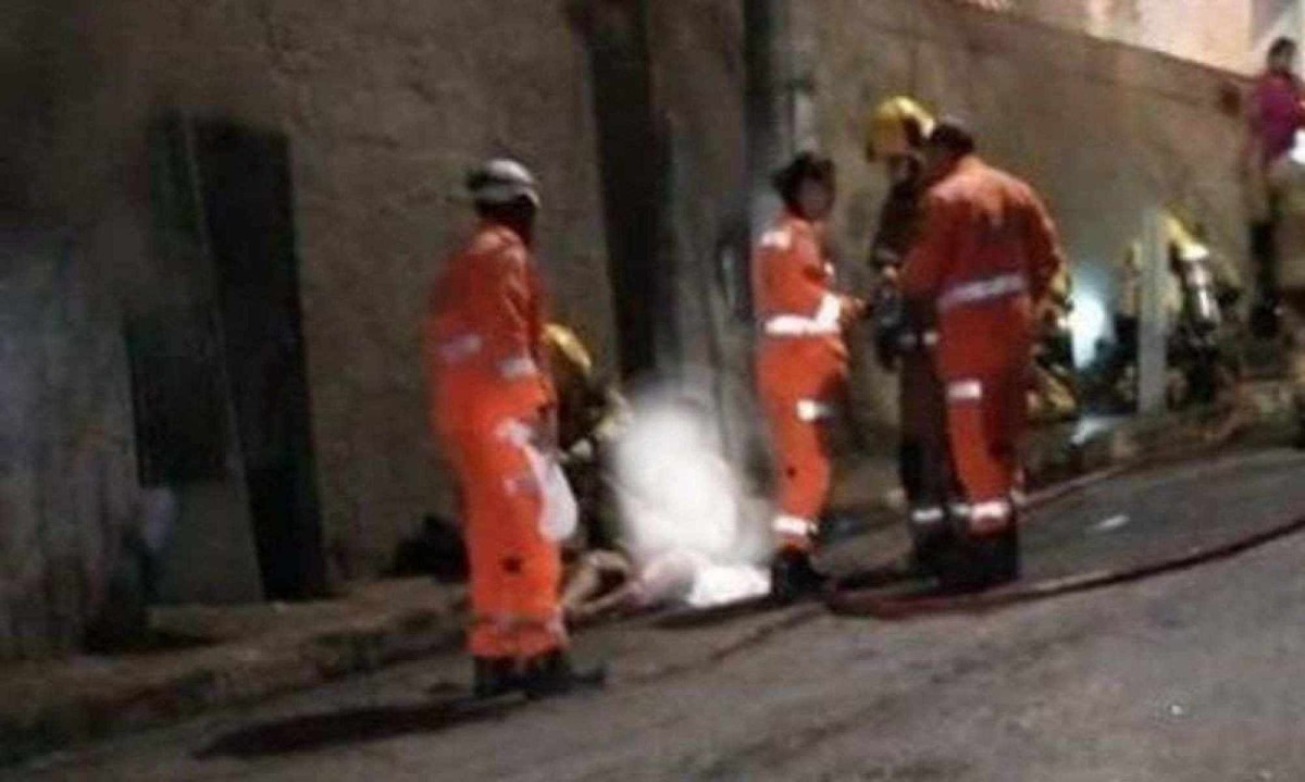O homem foi encontrado pelos bombeiros com cerca de 80% do corpo queimado -  (crédito: Corpo de Bombeiros de Minas Gerais)
