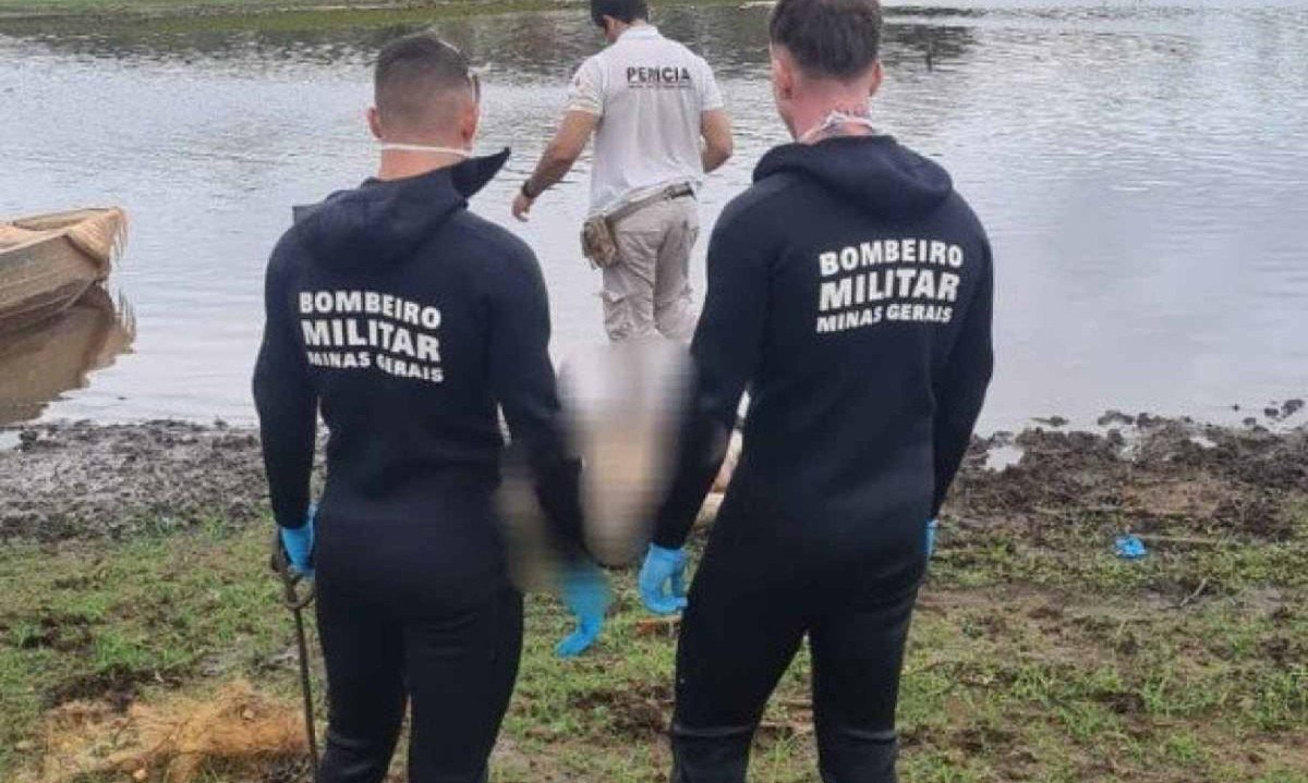 Bombeiros utilizaram equipamentos de mergulho e salvamento aqu&aacute;tico para alcan&ccedil;ar o corpo, que estava a 100 metros de dist&acirc;ncia da margem da Represa de Furnas -  (crédito: CBMMG / Divulga&ccedil;&atilde;o)