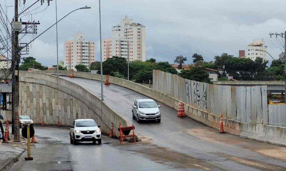 Alça do viaduto Waldemiro Lobo sobre a Avenida Cristiano machado foi inaugurada nesta sexta-feira (15/11) -  (crédito: Gladyston Rodrigues/EM/D.A Press)