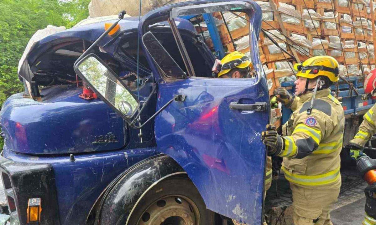 A causa do acidente pode ter sido um mal posicionamento de carga de bananas em um dos caminhões -  (crédito: Corpo de Bombeiros de Minas Gerais)