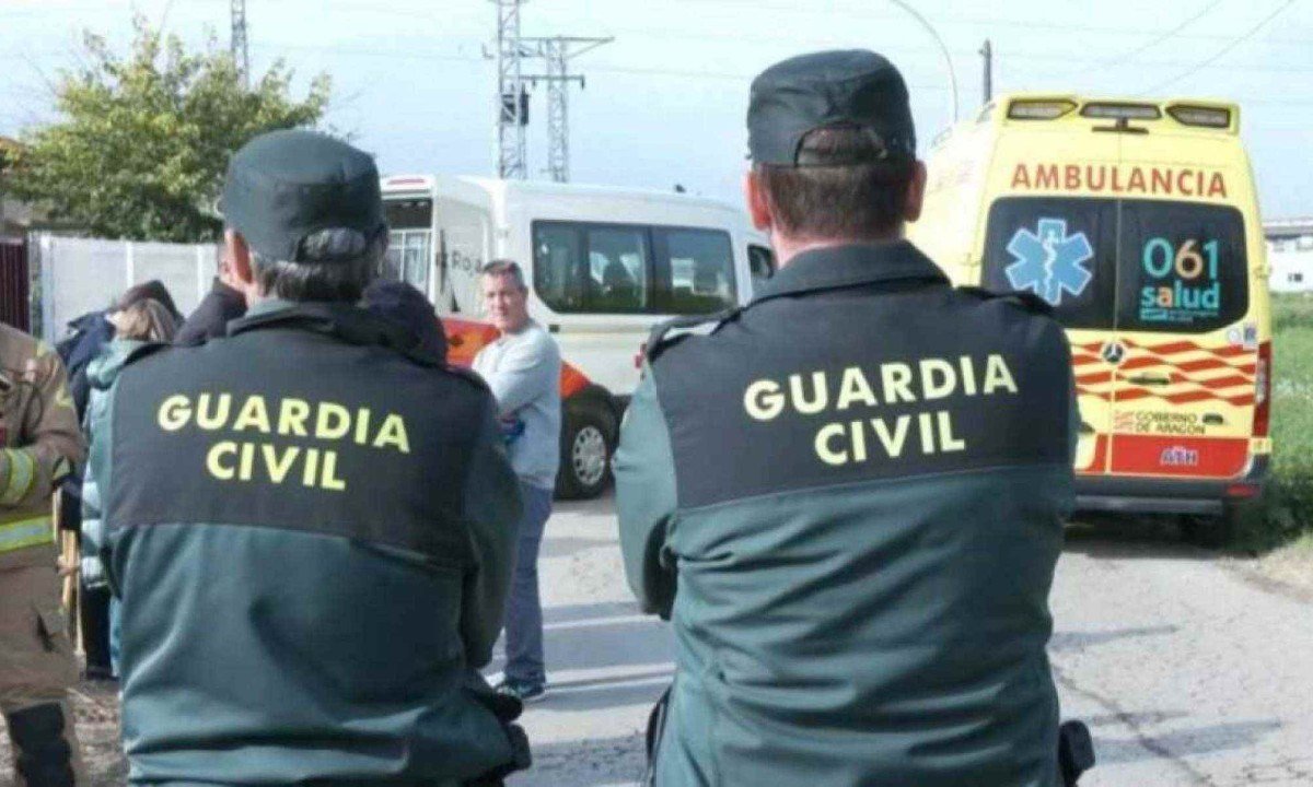 Guardas civis policiam área próxima a casa de repouso incendiada na Espanha -  (crédito: AFP/frame de vídeo)