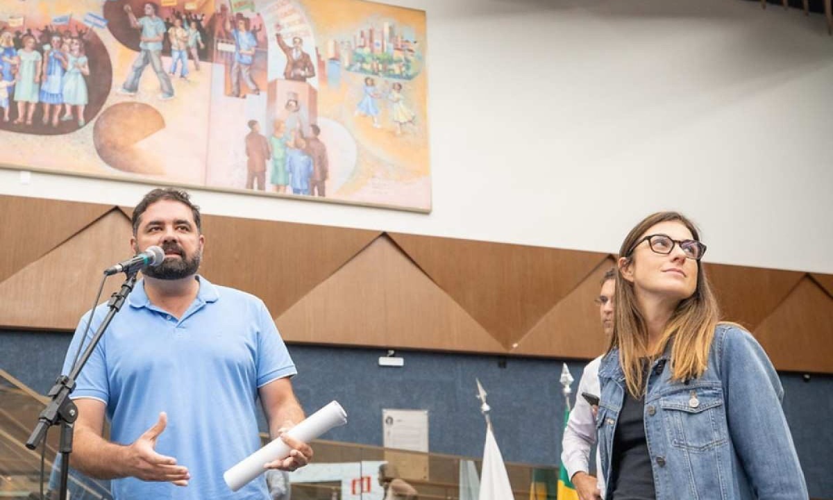 Bruno Miranda (PDT), líder do governo, e Fernanda Altoé (Novo), durante discussão sobre reforma administrativa em primeiro turno na Câmara de BH -  (crédito: Abraão Bruck/CMBH)