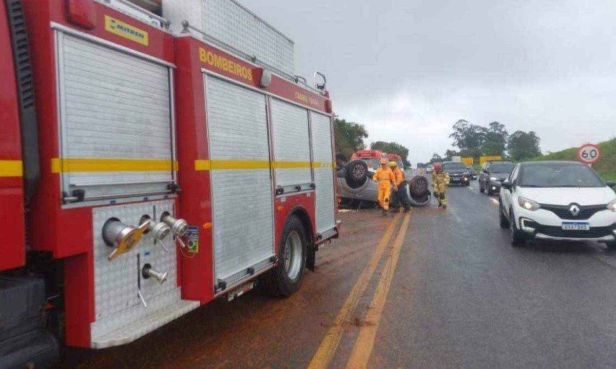 Apesar do impacto do acidente, a família conseguiu sair do veículo, mas o motorista estava com o braço preso às ferragens. -  (crédito: Corpo de Bombeiros/DIvulgação)