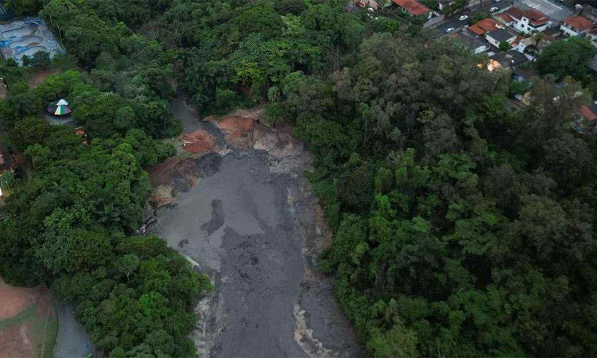 Ruptura do barramento drenou a água da lagoa do nado deixando para trás lama e o curso dos córregos que eram retidos -  (crédito: Estevam Costa @estev4m/Esp. EM)