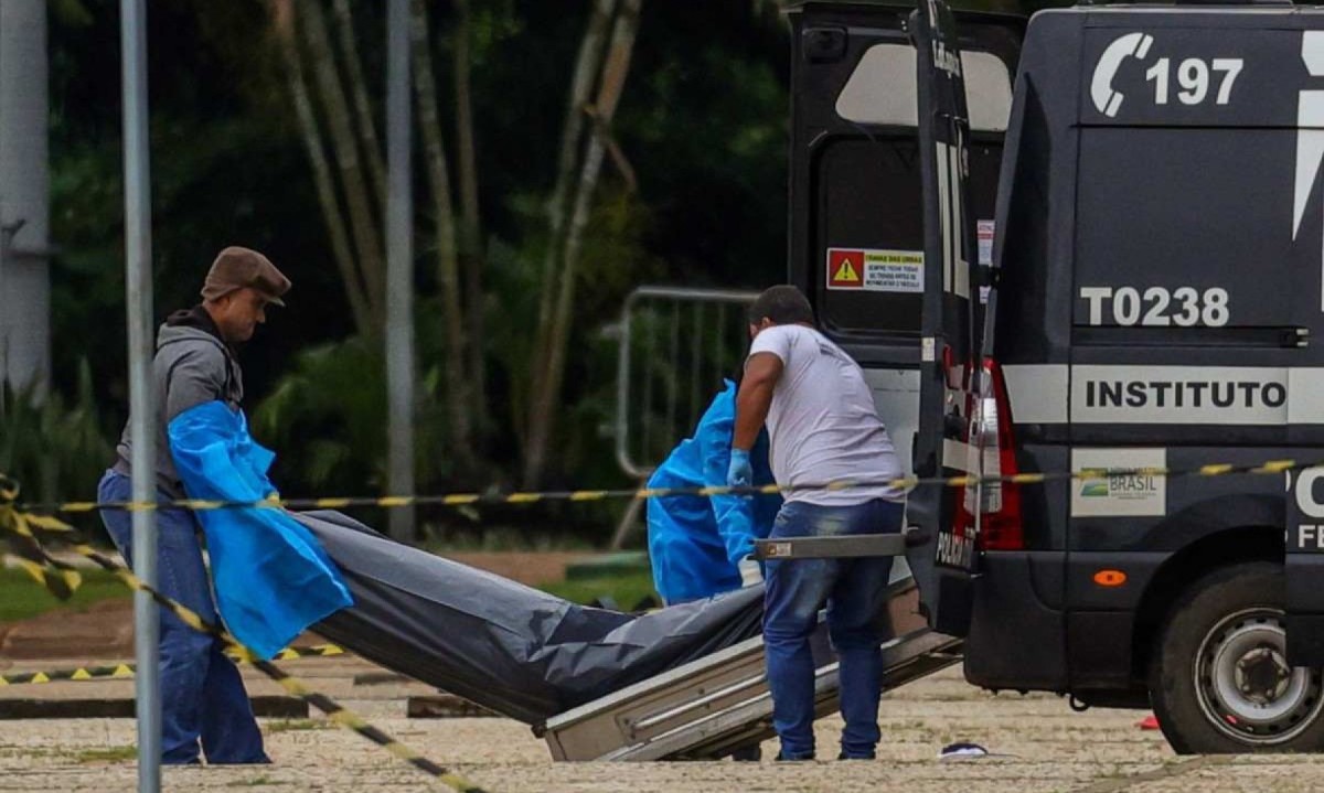 Corpo de Francisco Wanderley é retirado da frente do STF. Filho do extremista está em Brasília para tentar liberá-lo e sepultá-lo em Rio do Sul -  (crédito: Fabio Rodrigues-Pozzebom/Agência Brasil)