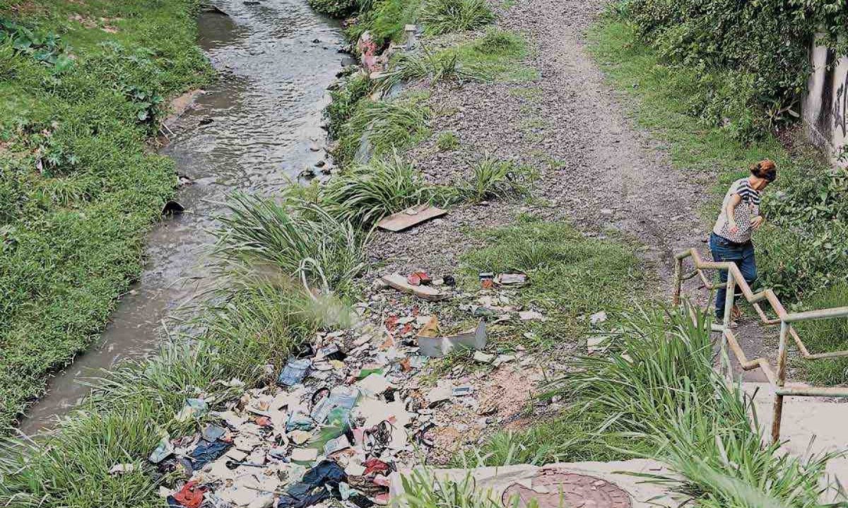 Drenagem estreita do Córrego Isidoro, em Venda Nova, é cercada por descartes irregulares de lixo, aumentando ainda mais o risco de alagamentos -  (crédito: LEANDRO COURI/EM/D.A.PRESS)