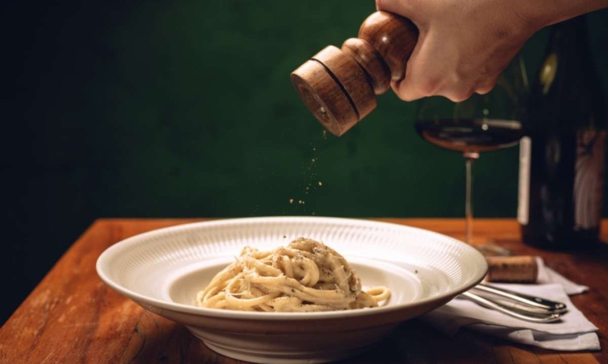 Espaguete cacio e pepe com queijo pecorino e pimenta-do-reino -  (crédito: Stephan Sólon/Divulgação)
