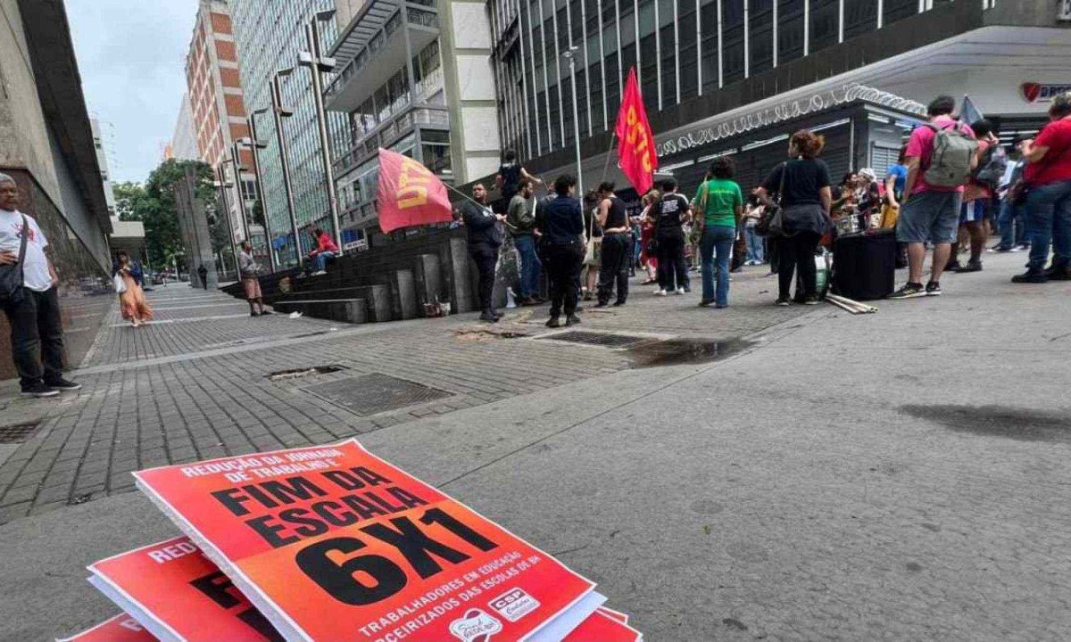 Manifestantes contrários à jornada 6x1 se manifestaram na Praça Sete em Belo Horizonte -  (crédito: Edésio Ferreira/EM/D.A Press)