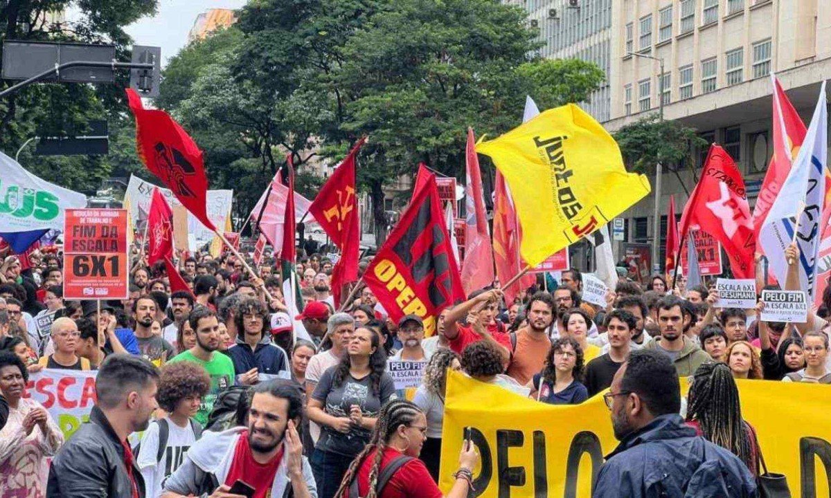 Grupo se reuniu na Praça Sete e seguiu pelas ruas do Hipercentro  -  (crédito: Edésio Ferreira/EM/D.A Press)
