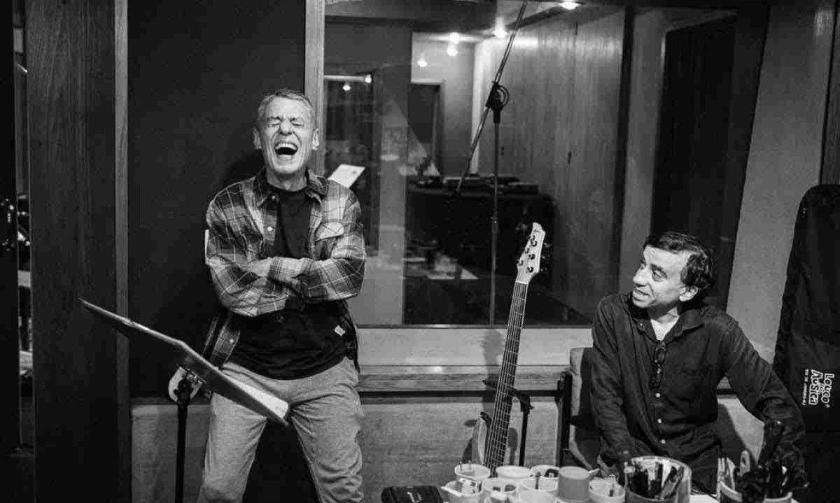 Chico Buarque e Jorge Helder são amigos, colegas de trabalho e apaixonados por música popular brasileira -  (crédito: Leo Aversa/divulgação)