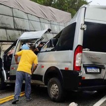 Van bate em carreta parada matando dois e ferindo sete - Sala de Imprensa/CBMMG