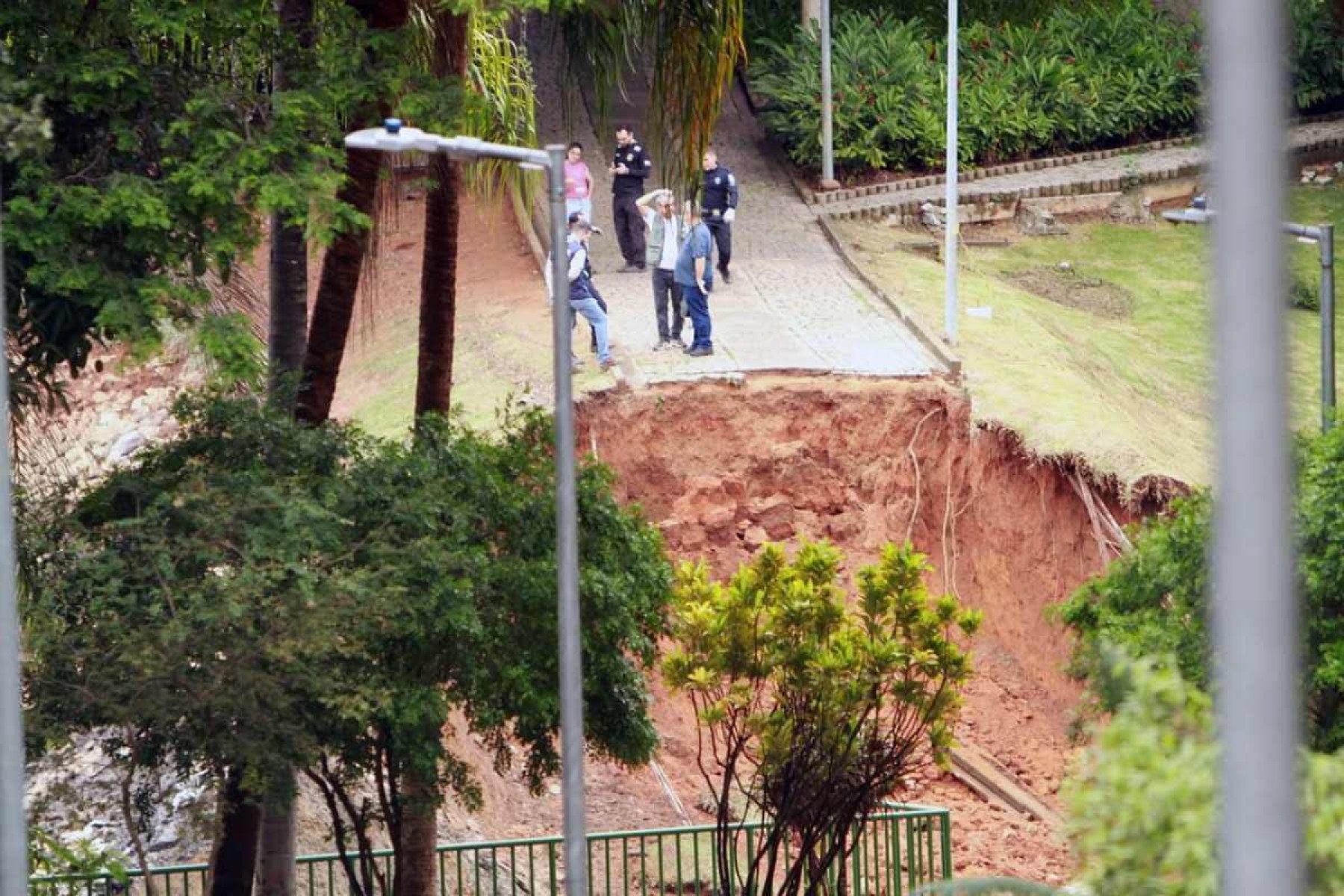 Analistas do Núcleo de Emergências da Secretaria de Estado de Meio Ambiente avaliam as condições da estrutura