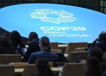 Participantes ouvem discursos durante a Conferência das Nações Unidas sobre Mudanças Climáticas (COP29) em Baku -  (crédito: Alexander NEMENOV / AFP)