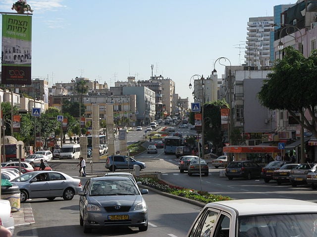 A cidade natal de Gal, Petah Tikva, tem 233 mil habitantes e fica a 64 km da capital do país, Jerusalém.