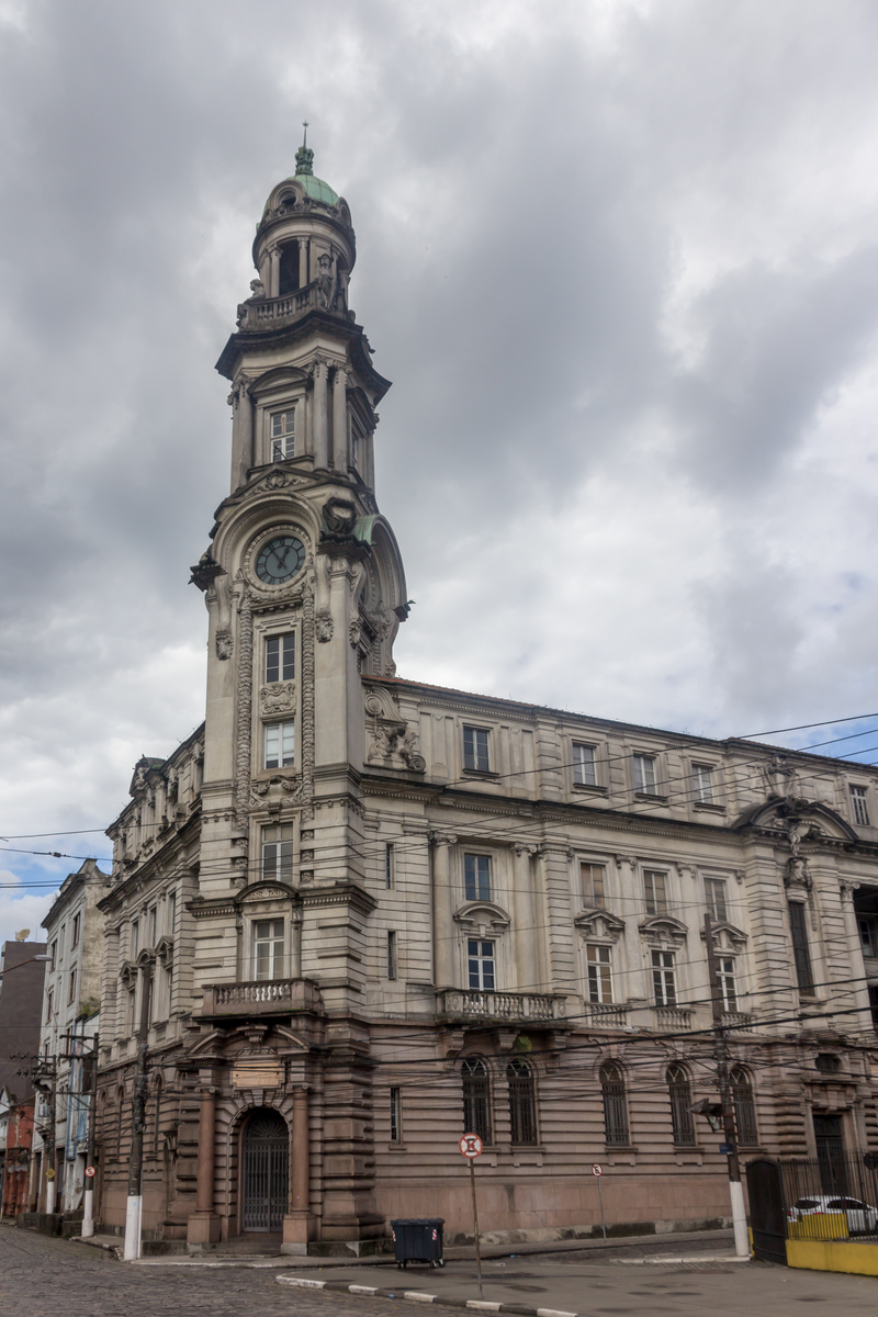 Com cerca de 40m, a torre do relógio, na esquina da Rua Tuiuti, possui quatro esculturas, que simbolizam a agricultura, comércio, indústria e os navegantes. 